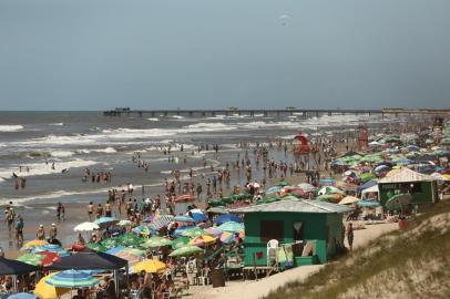  TRAMANDAÍ, RS, BRASIL, 13-02-2018:  Praia lotada no último dia do feriadão de Carnaval. (FOTOS: CARLOS MACEDO/AGÊNCIA RBS)