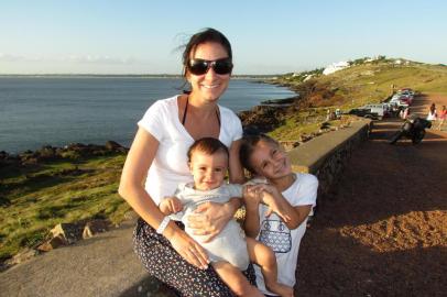 Punta Ballena é um pequeno balneário situado no sul do Uruguai, logo ao lado da badalada Punta del Este. O pôr do sol no final da península é simplesmente imperdível, um verdadeiro cartão-postal!Rafaela Rosa, Gustavo, Santiago e MaliaDe Porto Alegre, no Réveillon de 2016