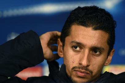 Paris Saint-Germains Brazilian defender Marquinhos gives a press conference at the Santiago Bernabeu stadium in Madrid on February 13, 2018 on the eve of their Champions League football match against Real Madrid CF. / AFP PHOTO / GABRIEL BOUYS