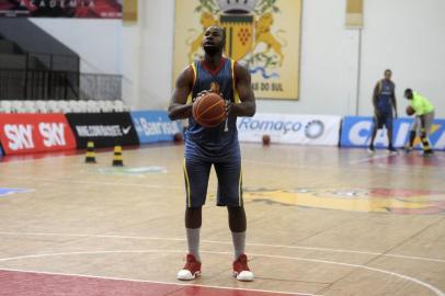  CAXIAS DO SUL, RS, BRASIL, 05/01/2018 - Alex e Marcão, do Banrisul Caxias Basquete, treinam no Vascão. NA FOTO: o ala Alex. (Marcelo Casagrande/Agência RBS)