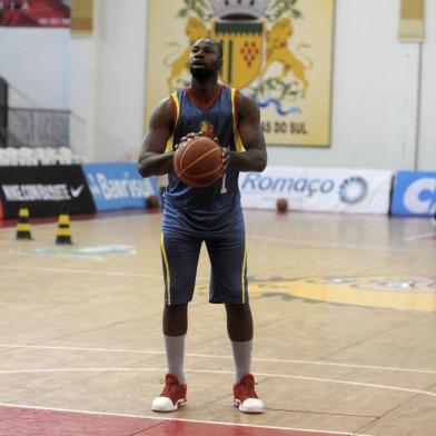  CAXIAS DO SUL, RS, BRASIL, 05/01/2018 - Alex e Marcão, do Banrisul Caxias Basquete, treinam no Vascão. NA FOTO: o ala Alex. (Marcelo Casagrande/Agência RBS)