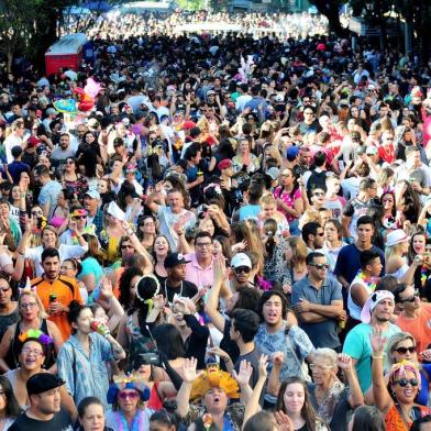  CAXIAS DO SUL, RS, BRASIL, 13/02/2018. Carnaval do Bloco do Zanuzi, no Centro de Caxias, reuniu milhares de foliões na tarde da terça-feira. (Diogo Sallaberry/Agência RBS)