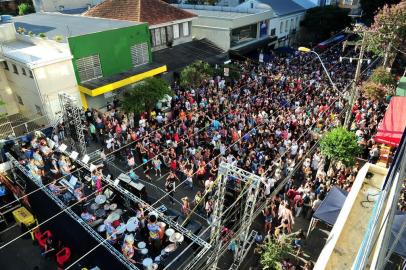  CAXIAS DO SUL, RS, BRASIL, 13/02/2018. Carnaval do Bloco do Zanuzi, no Centro de Caxias, reuniu milhares de foliões na tarde da terça-feira. (Diogo Sallaberry/Agência RBS)