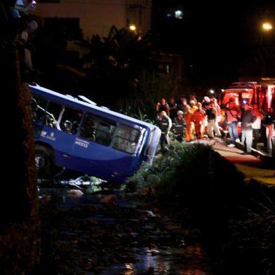 MG - ONIBUS DESGOVERNADO/ACIDENTE COM VITIMAS - GERAL - Onibus desgovernado cai num corrego deixando mortos e ferido na região do Barreiro, Belo Horizonte MG 13/02/2018 - Foto: TELMO FERREIRA/FRAMEPHOTO/FRAMEPHOTO/ESTADÃO CONTEÚDO