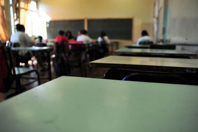  CAXIAS DO SUL, RS, BRASIL, 16/08/2017 - O Brasil é o terceiro país no ranking de evasão escolar mundial. Um a cada quatro alunos que inicia o ensino fundamental abandona a escola antes de completar a última série no país. No Estado, são 53.391 alunos infrequentes ou evadidas da sala de aula. A evasão escolar de Caxias do Sul está acima das médias nacional e estadual. Neste ano, 2.125 crianças já se mostraram infrequentes ou abandonaram a escola. A maior causa de evasão é o desinteresse pela escola.Também há alunos que abandonam o colégio por gravidez ou paternidade, busca por emprego, falta de condições financeiras ou negligência familiar. NA FOTO: escola Cristóvão de Mendoza.(Marcelo Casagrande/Agência RBS)