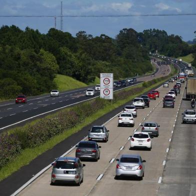  GLORINHA, RS, BRASIL, 14-02-2018. Trânsito na Freeway após  o feriadão de Carnaval no sentido Porto Alegre. (FÉLIZ ZUCCO/AGÊNCIA RBS)