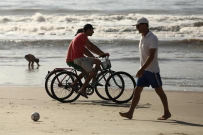  CAPÃO DA CANOA, RS, BRASIL, 14-02-2018. Banhistas aproveitam dia de sol no Litoral Norte.Beira-mar de Tramandaí ficou lotada na manhã desta quarta-feira (14). (CARLOS MACEDO/AGÊNCIA RBS)