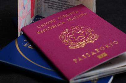  CAXIAS DO SUL, RS, BRASIL, 28/04/2017. Produção de fotos para matéria sobre aumento da procura para dupla cidadania. Passaporte brasileiro e passaporte italiano. (Porthus Junior/Agência RBS)