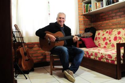  CAXIAS DO SUL, RS, BRASIL, 25/04/2017. Em sua casa em Ana Rech, o violonista caxiense Valdir Verona fala sobre o lançamento do álbum O Violeiro e o Poeta, em parceria com o poeta Juarez Machado de Farias. (Diogo Sallaberry/Agência RBS)