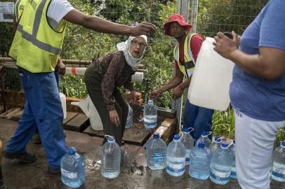 DROUGHT-ONISHI-ART-NSPR-020618Residents collect water from a spring in the Newlands area of Cape Town, South Africa, Jan. 23, 2018. After a three-year drought, considered the worst in over a century, South African officials say Cape Town is now at serious risk of becoming one of the few major cities in the world to lose piped water to homes and most businesses. (Joao Silva/The New York Times)Editoria: ILocal: CAPE TOWNIndexador: JOAO SILVAFonte: NYTNSFotógrafo: STF