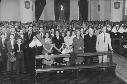 Na foto, a bênção da igreja Matriz Nossa Senhora do Rosário de Pompéia, ocorrida em 2 de março de 1947. À frente, aparece o empresário Ismael Chaves Barcellos (de terno escuro), acompanhado pelo filho José Chaves Barcellos (à direita) e parte da família. O registro traz ainda as irmãs da Congregação do Imaculado Coração de Maria, a senhora Luiza Spinato e o marido, João Laner Spinato (na segunda fila, à direita, olhando para trás). A imagem foi gentilmente cedida por dona Therezinha Spinato Bissaco, filha de Luiza e João, que tinha 12 anos à época.