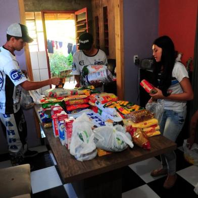  CAXIAS DO SUL, RS, BRASIL, 14/02/2018 . Integrantes da torcida organizada do Grêmio Garra Tricolor se mobilizam coletando doações para auxiliar recicladores. Na foto, da E p/ D: Alexandre Andrade, 20 , Emerson Godoi de Lima, 17, Vanessa Lorentz dos Santos, 15  e Tarcísio Padilha, 29. (Porthus Junior/Agência RBS)