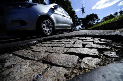  PORTO ALEGRE,RS,BRASIL.2018-02-14.Buracos nas ruas de Porto Algre, causam transtornos ao trânsito e prejuizos aos motoristas.Na foto.AV.Ipiranga.(RONALDO BERNARDI/AGENCIA RBS).