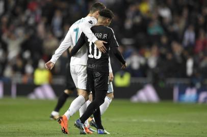 Real Madrids Portuguese forward Cristiano Ronaldo (L) and Paris Saint-Germains Brazilian forward Neymar (R) leave the pitch at half-time during the UEFA Champions League round of sixteen first leg football match Real Madrid CF against Paris Saint-Germain (PSG) at the Santiago Bernabeu stadium in Madrid on February 14, 2018.   / AFP PHOTO / GABRIEL BOUYS