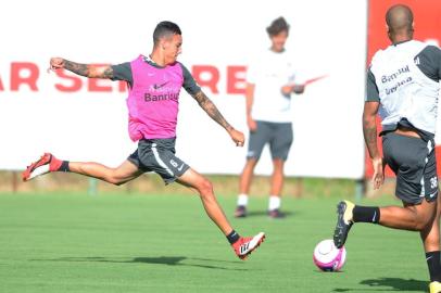 Iago, lateral-esquerdo do Inter, em treino no CT do Parque Gigante