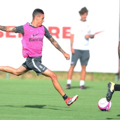 Iago, lateral-esquerdo do Inter, em treino no CT do Parque Gigante