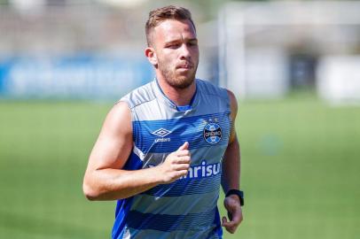 PORTO ALEGRE (RS), 29/1/2018: o meio-campista Arthur participa de treino do Grêmio no CT Luiz Carvalho.