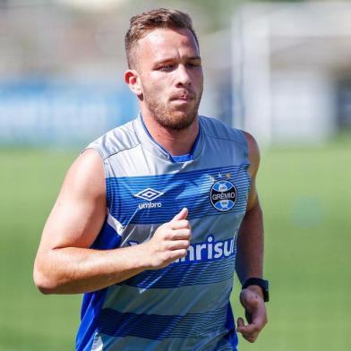 PORTO ALEGRE (RS), 29/1/2018: o meio-campista Arthur participa de treino do Grêmio no CT Luiz Carvalho.