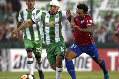  Uruguays Nacional forward Tabare Viudez (R) vies for the ball with Argentinas Banfield midfielder Eric Remedi during their Copa Libertadores 2018 3rd stage first leg football match at Florencio Sola stadium in Banfield, Buenos Aires, Argentina, on February 14, 2018. / AFP PHOTO / Editoria: SPOLocal: BanfieldIndexador: JUAN MABROMATASecao: soccerFonte: AFPFotógrafo: STF