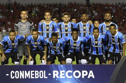  Brazil's Gremio football team pose for pictures during the Recopa Sudamericana 2018 first leg final football match against Argentina's Independiente at Libertadores de America stadium in Avellaneda, Buenos Aires, on February 14, 2018. / AFP PHOTO / Juan MABROMATAEditoria: SPOLocal: AvellanedaIndexador: JUAN MABROMATASecao: soccerFonte: AFPFotógrafo: STF