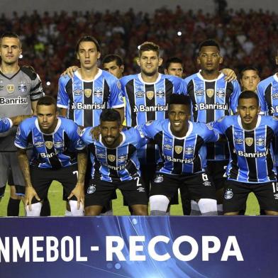  Brazils Gremio football team pose for pictures during the Recopa Sudamericana 2018 first leg final football match against Argentinas Independiente at Libertadores de America stadium in Avellaneda, Buenos Aires, on February 14, 2018. / AFP PHOTO / Juan MABROMATAEditoria: SPOLocal: AvellanedaIndexador: JUAN MABROMATASecao: soccerFonte: AFPFotógrafo: STF