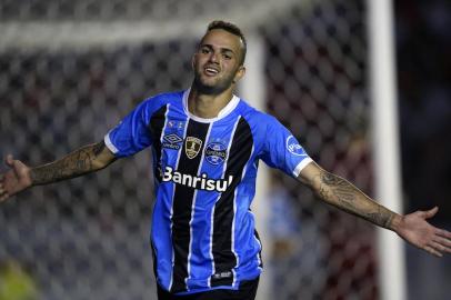  Brazil's Gremio forward Luan celebrates after scoring a goal against Argentina's Independiente during their Recopa Sudamericana 2018 first leg final football match at Libertadores de America stadium in Avellaneda, Buenos Aires on February 14, 2018. / AFP PHOTO / Juan MABROMATAEditoria: SPOLocal: AvellanedaIndexador: JUAN MABROMATASecao: soccerFonte: AFPFotógrafo: STF