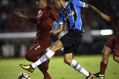  Brazil's Gremio forward Luan (R) strikes to score a goal against Argentina's Independiente during their Recopa Sudamericana 2018 first leg final football match at Libertadores de America stadium in Avellaneda, Buenos Aires on February 14, 2018. / AFP PHOTO / Juan MABROMATAEditoria: SPOLocal: AvellanedaIndexador: JUAN MABROMATASecao: soccerFonte: AFPFotógrafo: STF