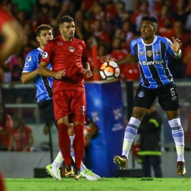 Gremio x IndependienteRS - FUTEBOL/CONMEBOL RECOPA 2018 /GREMIO X INDEPENDIENTE - ESPORTES - Lance da partida entre Gremio e Independiente disputada na noite desta quarta-feira, no Estadio Libertadores de America, em Avellaneda valida pela primeira partida da Recopa 2018. FOTO: LUCAS UEBEL/GREMIO FBPAEditoria: SPOLocal: AvellanedaIndexador: Lucas UebelSecao: futebolFonte: Gremio.netFotógrafo: Gremio x Independiente