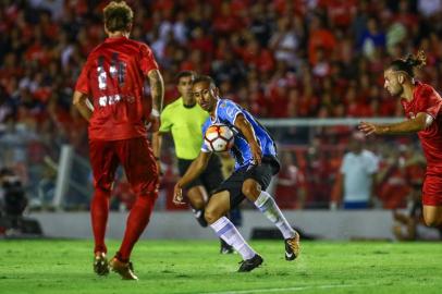 Gremio x IndependienteRS - FUTEBOL/CONMEBOL RECOPA 2018 /GREMIO X INDEPENDIENTE - ESPORTES - Lance da partida entre Gremio e Independiente disputada na noite desta quarta-feira, no Estadio Libertadores de America, em Avellaneda valida pela primeira partida da Recopa 2018. FOTO: LUCAS UEBEL/GREMIO FBPAEditoria: SPOLocal: AvellanedaIndexador: Lucas UebelSecao: futebolFonte: Gremio.netFotógrafo: Gremio x Independiente