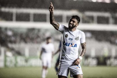  Gabigol comemora gol pelo Santos