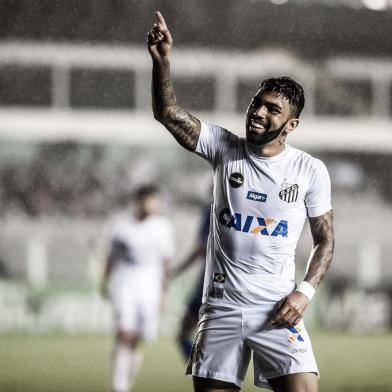  Gabigol comemora gol pelo Santos