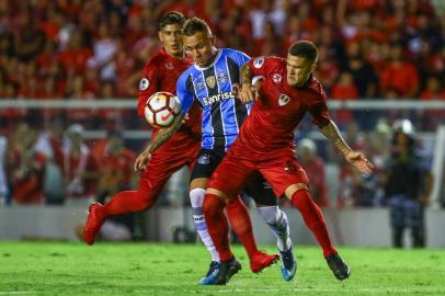 Gremio x IndependienteRS - FUTEBOL/CONMEBOL RECOPA 2018 /GREMIO X INDEPENDIENTE - ESPORTES - Lance da partida entre Gremio e Independiente disputada na noite desta quarta-feira, no Estadio Libertadores de America, em Avellaneda valida pela primeira partida da Recopa 2018. FOTO: LUCAS UEBEL/GREMIO FBPAEditoria: SPOLocal: AvellanedaIndexador: Lucas UebelSecao: futebolFonte: Gremio.netFotógrafo: Gremio x Independiente