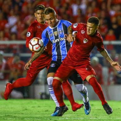 Gremio x IndependienteRS - FUTEBOL/CONMEBOL RECOPA 2018 /GREMIO X INDEPENDIENTE - ESPORTES - Lance da partida entre Gremio e Independiente disputada na noite desta quarta-feira, no Estadio Libertadores de America, em Avellaneda valida pela primeira partida da Recopa 2018. FOTO: LUCAS UEBEL/GREMIO FBPAEditoria: SPOLocal: AvellanedaIndexador: Lucas UebelSecao: futebolFonte: Gremio.netFotógrafo: Gremio x Independiente