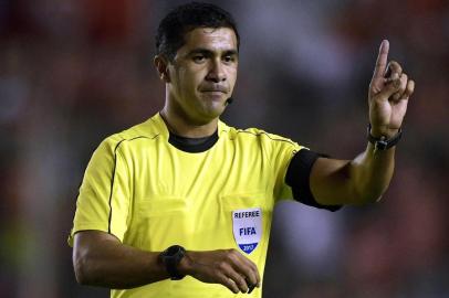  Ecuadorean referee Roddy Zambrano gestures during the Recopa Sudamericana 2018 first leg final football match between Argentina's Independiente and Brazil's Gremio at Libertadores de America stadium in Avellaneda, Buenos Aires, on February 14, 2018. / AFP PHOTO / Juan MABROMATAEditoria: SPOLocal: AvellanedaIndexador: JUAN MABROMATASecao: soccerFonte: AFPFotógrafo: STF