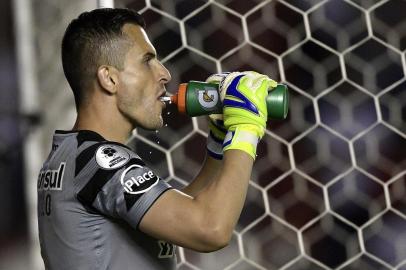  Brazil's Gremio goalkeeper Marcelo Grohe hydrates during the Recopa Sudamericana 2018 first leg final football match against Argentina's Independiente at Libertadores de America stadium in Avellaneda, Buenos Aires, on February 14, 2018. / AFP PHOTOEditoria: SPOLocal: AvellanedaSecao: soccerFonte: AFP