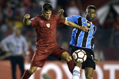  Argentinas Independiente midfielder Jonathan Menendez (L) vies for the ball with Brazils Gremio defender Leonardo Moura during their Recopa Sudamericana 2018 first leg final football match at Libertadores de America stadium in Avellaneda, Buenos Aires, on February 14, 2018. / AFP PHOTO / Juan MABROMATAEditoria: SPOLocal: AvellanedaIndexador: JUAN MABROMATASecao: soccerFonte: AFPFotógrafo: STF