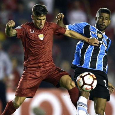  Argentinas Independiente midfielder Jonathan Menendez (L) vies for the ball with Brazils Gremio defender Leonardo Moura during their Recopa Sudamericana 2018 first leg final football match at Libertadores de America stadium in Avellaneda, Buenos Aires, on February 14, 2018. / AFP PHOTO / Juan MABROMATAEditoria: SPOLocal: AvellanedaIndexador: JUAN MABROMATASecao: soccerFonte: AFPFotógrafo: STF