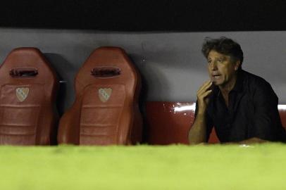  Brazils Gremio coach Renato Gaucho gestures during the Recopa Sudamericana 2018 first leg final football match against Argentinas Independiente at Libertadores de America stadium in Avellaneda, Buenos Aires, on February 14, 2018. / AFP PHOTO / Juan MABROMATAEditoria: SPOLocal: AvellanedaIndexador: JUAN MABROMATASecao: soccerFonte: AFPFotógrafo: STF