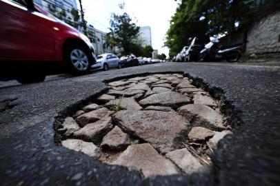  PORTO ALEGRE,RS,BRASIL.2018-02-14.Buracos nas ruas de Porto Algre, causam transtornos ao trânsito e prejuizos aos motoristas.Na foto.Rua Marcilio Dias.(RONALDO BERNARDI/AGENCIA RBS).