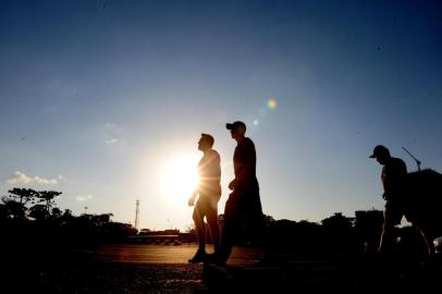  CAXIAS DO SUL, RS, BRASIL (01/08/2017) Calor no Inverno 2017. Caxienses aproveitam o calor para caminhar no parque da Festa da Uva. (Roni Rigon/Pioneiro).