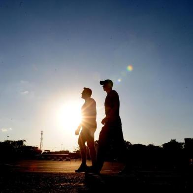  CAXIAS DO SUL, RS, BRASIL (01/08/2017) Calor no Inverno 2017. Caxienses aproveitam o calor para caminhar no parque da Festa da Uva. (Roni Rigon/Pioneiro).