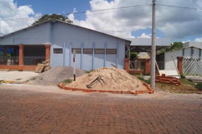 A Escola de Educação Infantil Bem-Me-Quer, que fica no bairro Belizário em Santiago, na região Central, terá a capacidade ampliada de 100 para 150 crianças. No fim do ano passado, foi iniciada uma reforma no local ao custo de R$ 361 mil. Cerca de R$ 260 mil são bancados com verbas do orçamento da área da educação. Já os R$ 100 mil restantes são dos chamados recursos livres da prefeitura, que seriam destinados a eventos do município.