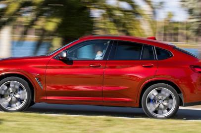 BMW X4 rodando