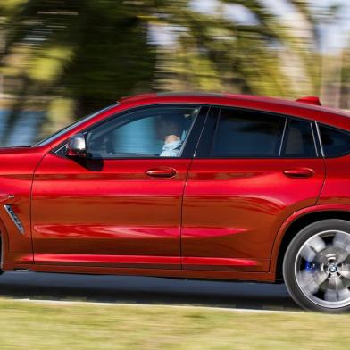 BMW X4 rodando