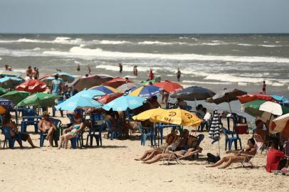  IMBÉ, RS, BRASIL, 15-02-2018. Veranistas aproveitam o mar em Imbé. (CARLOS MACEDO/AGÊNCIA RBS)