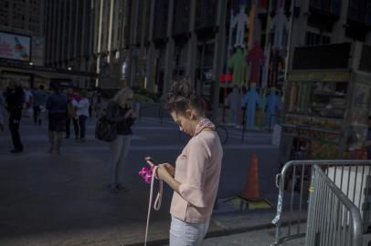 ADDICTION-BOWLES-ART-NSPR-021318FILE -- A young woman checks her mobile phone while walking a dog in New York, Sept. 8, 2017.  A group of Silicon Valley technologists who were early employees at Facebook and Google, alarmed over the ill effects of social networks and smartphones, are banding together to challenge the companies they helped build. (Ali Asaei/The New York Times)Editoria: FLocal: NEW YORKIndexador: ALI ASAEIFonte: NYTNSFotógrafo: STR