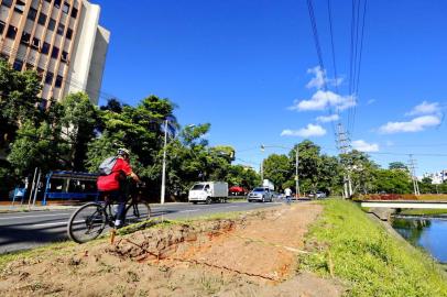  PORTO ALEGRE, RS, BRASIL, 15/02/2018: Novo trecho da ciclovida da Ipiranga entre a Rua Silva Só e a Rua Alcides Cruz