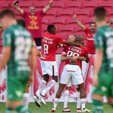 INTERNACIONAL E JUVENTUDERS - INTERNACIONAL-JUVENTUDE - ESPORTES - Internacional x Juventude - Jogadores do Internacional comemoram gol durante a partida entre Internacional e Juventude, válida pelo Campeonato Gaúcho 2018, no Estádio Beira Rio em Porto Alegre (RS), nesta quinta-feira (15). 15/02/2018 - Foto: VINíCIUS COSTA/FUTURA PRESS/FUTURA PRESS/ESTADÃO CONTEÚDOEditoria: ESPORTESLocal: PORTO ALEGREIndexador: VINíCIUS COSTAFotógrafo: FUTURA PRESS