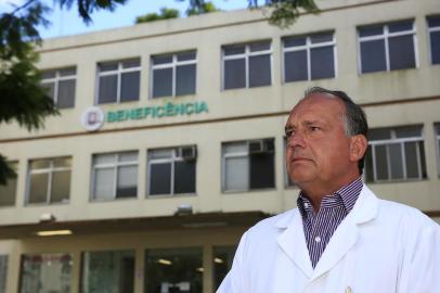  PORTO ALEGRE, RS, BRASIL, 14-02-2018: Médico Paulo Roberto Fontes em frente ao Hospital Beneficência Portuguesa. (Foto: Mateus Bruxel / Agência RBS)