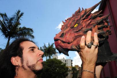  CAXIAS DO SUL, RS, BRASIL (14/02/2018). Artista plástico caxiense Guilherme Adamatti inaugura nesta sexta-feira, no Ordovás, a exposição Adamatti Art, que traz 15 peças com referências da cultura pop e do mundo geek. (Roni Rigon/Pioneiro).